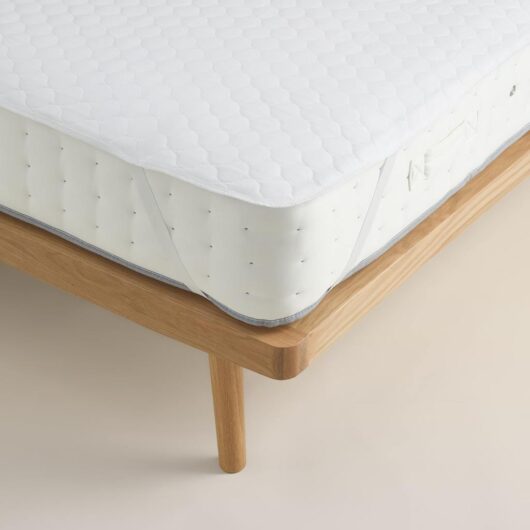 M&S Microfibre Mattress Protector White